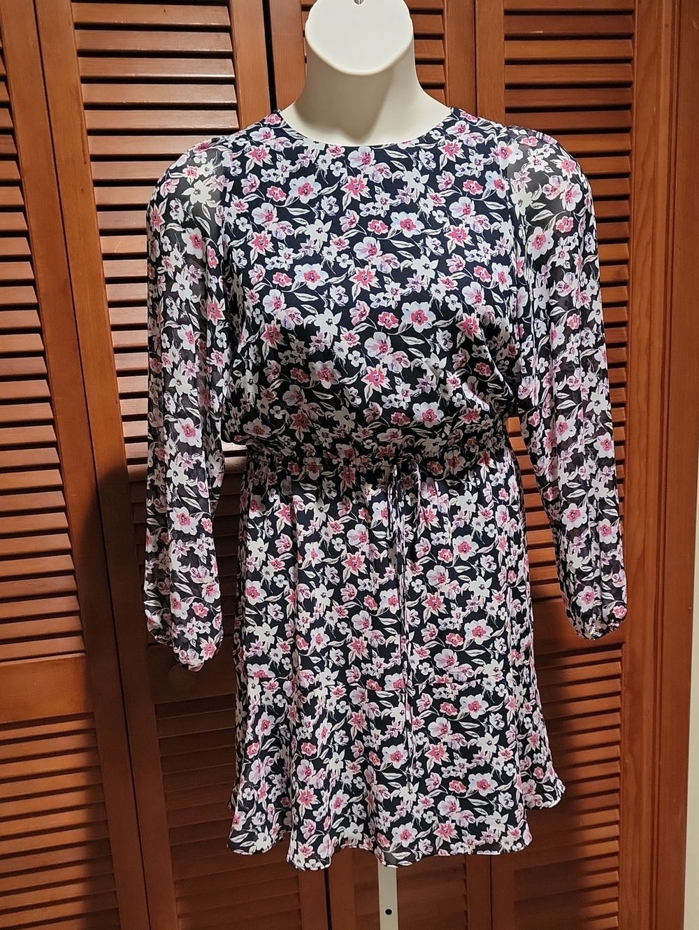BANANA REPUBLIC FLORAL PRINT DRESS WITH LONG SLEEVES WITH FLOWY SKIRT